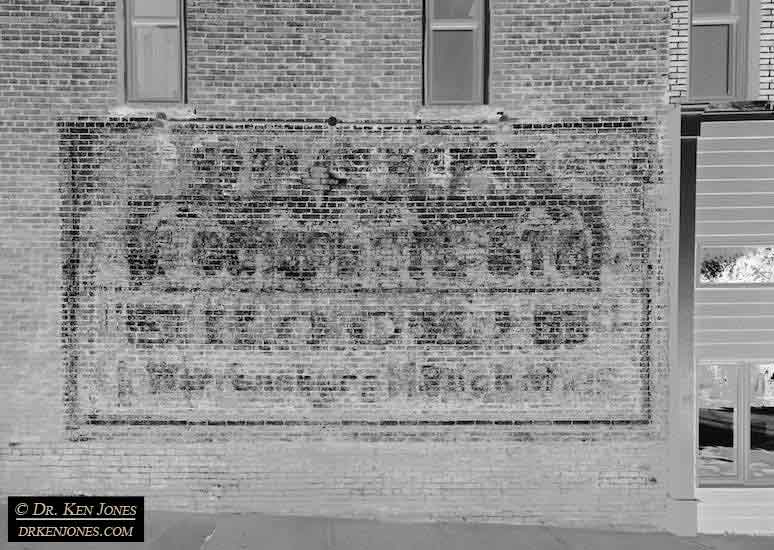 _ghostsigns_jpegs/MO_Warrensburg_RacketStore_01.jpg